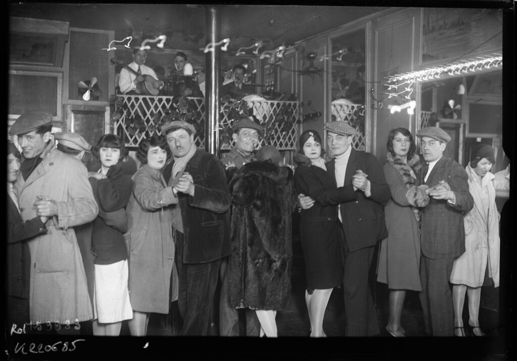 Coppie che ballano strette in una sala da ballo popolare nel 1931