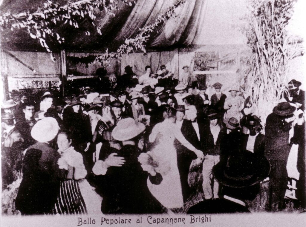 Folla di coppie che ballano in un capannone da ballo romagnolo nel 1910