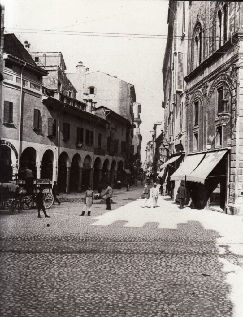 Via Rizzoli con i portici verso Piazza di Porta Ravegnana, inizio Novecento