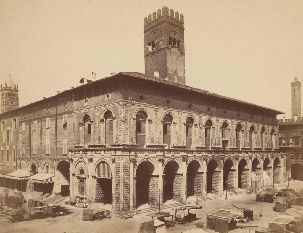Palazzo del Podestà in Piazza Maggiore, fotografia di fine Ottocento