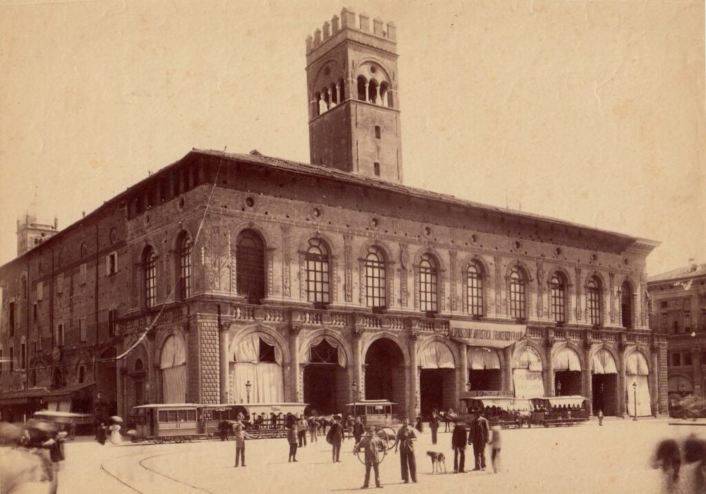 Piazza Maggiore a Bologna con Palazzo del Podestà, fotografia del 1900 circa