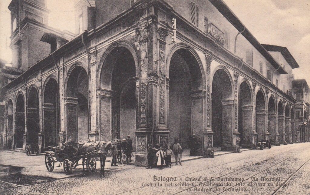 Il portico di San Bartolomeo a Bologna con una carrozza, cartolina di inizio Novecento