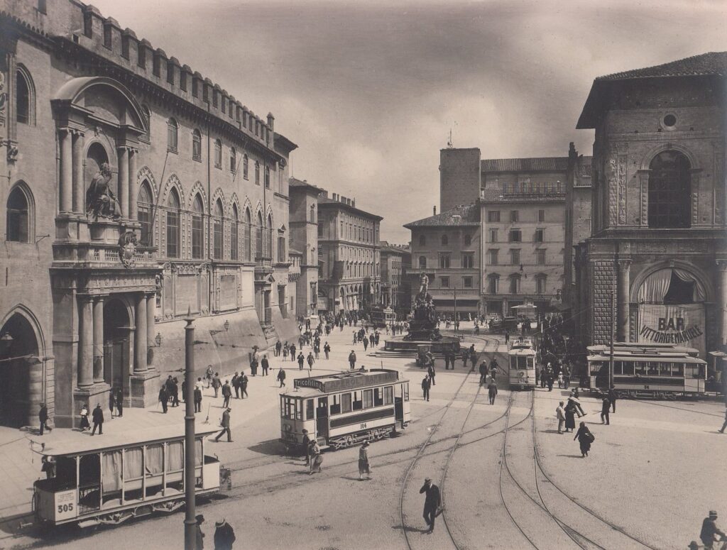 Tram elettrici e passanti in Piazza Maggiore intorno al 1900